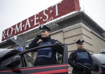 Panico al centro commerciale Roma Est: sparatoria per una rapina in gioielleria. Ladri in fuga