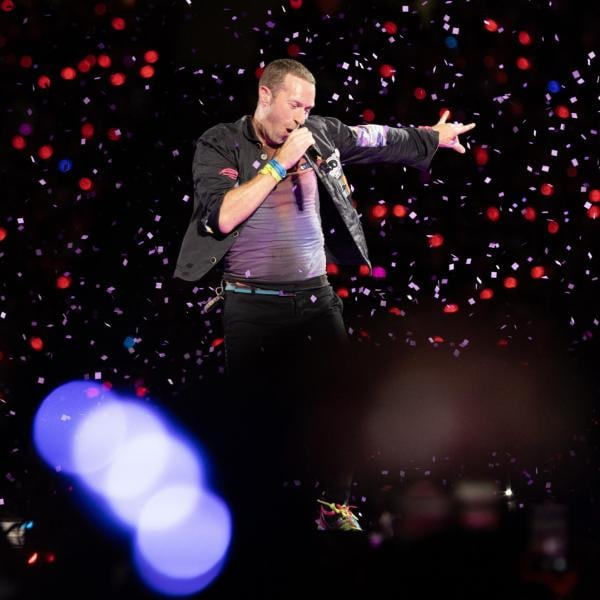 Chris Martin cade in una botola sul palco durante un concerto dei Coldplay in Australia: il video e come sta adesso