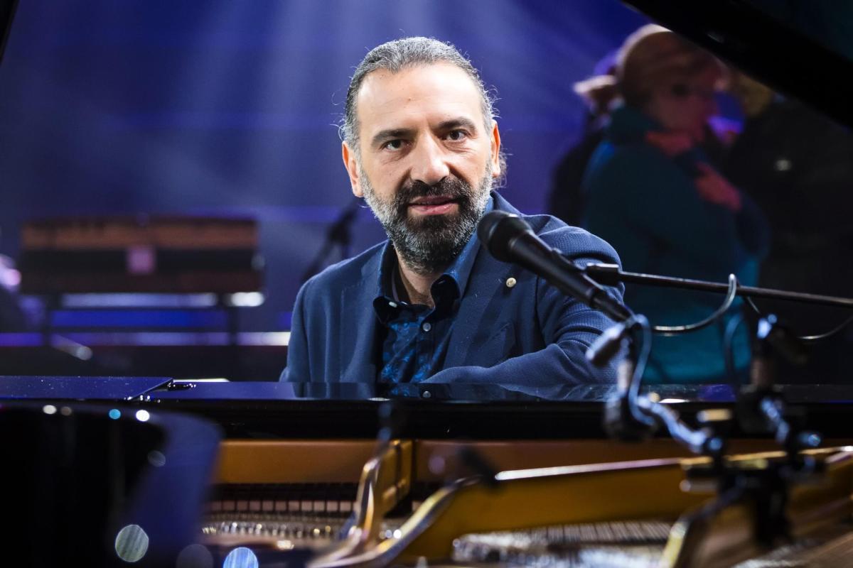 Stefano Bollani annuncia i concerti del 2025: il pianista arriva nei teatri italiani