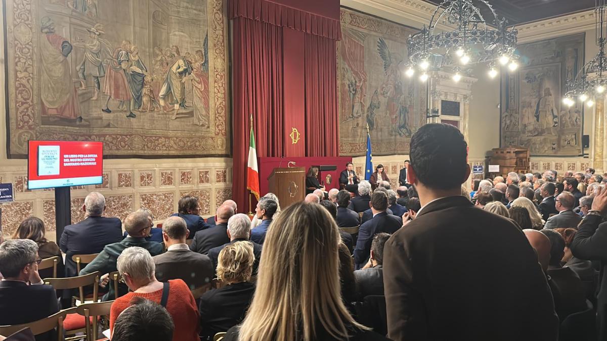 Speranza presenta il suo libro ‘Perché guariremo’: “Il governo taglia sulla sanità”. Conte sul caso Salis: “Meloni sapeva” | VIDEO