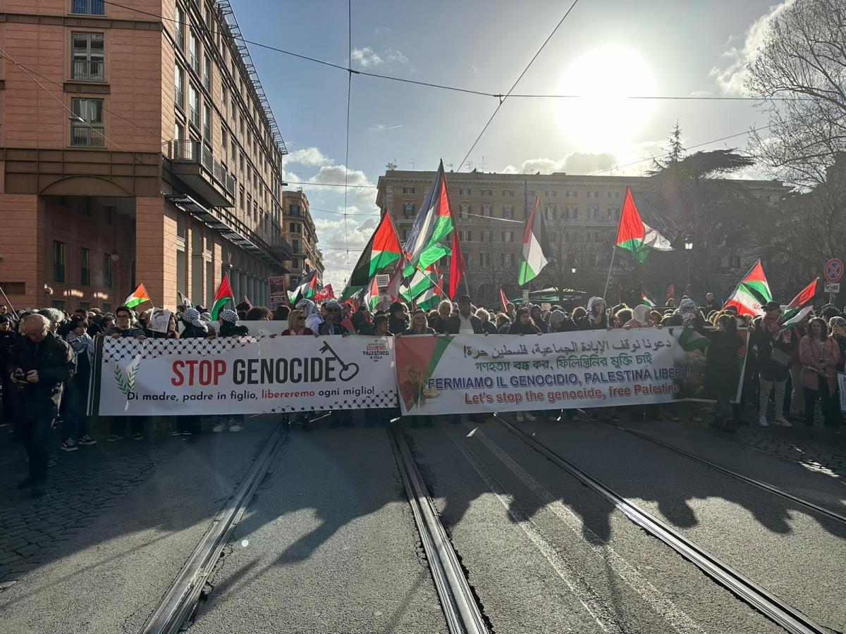 Roma, partita la manifestazione pro Palestina da Piazza Vittorio: presenti più di 500 persone | VIDEO