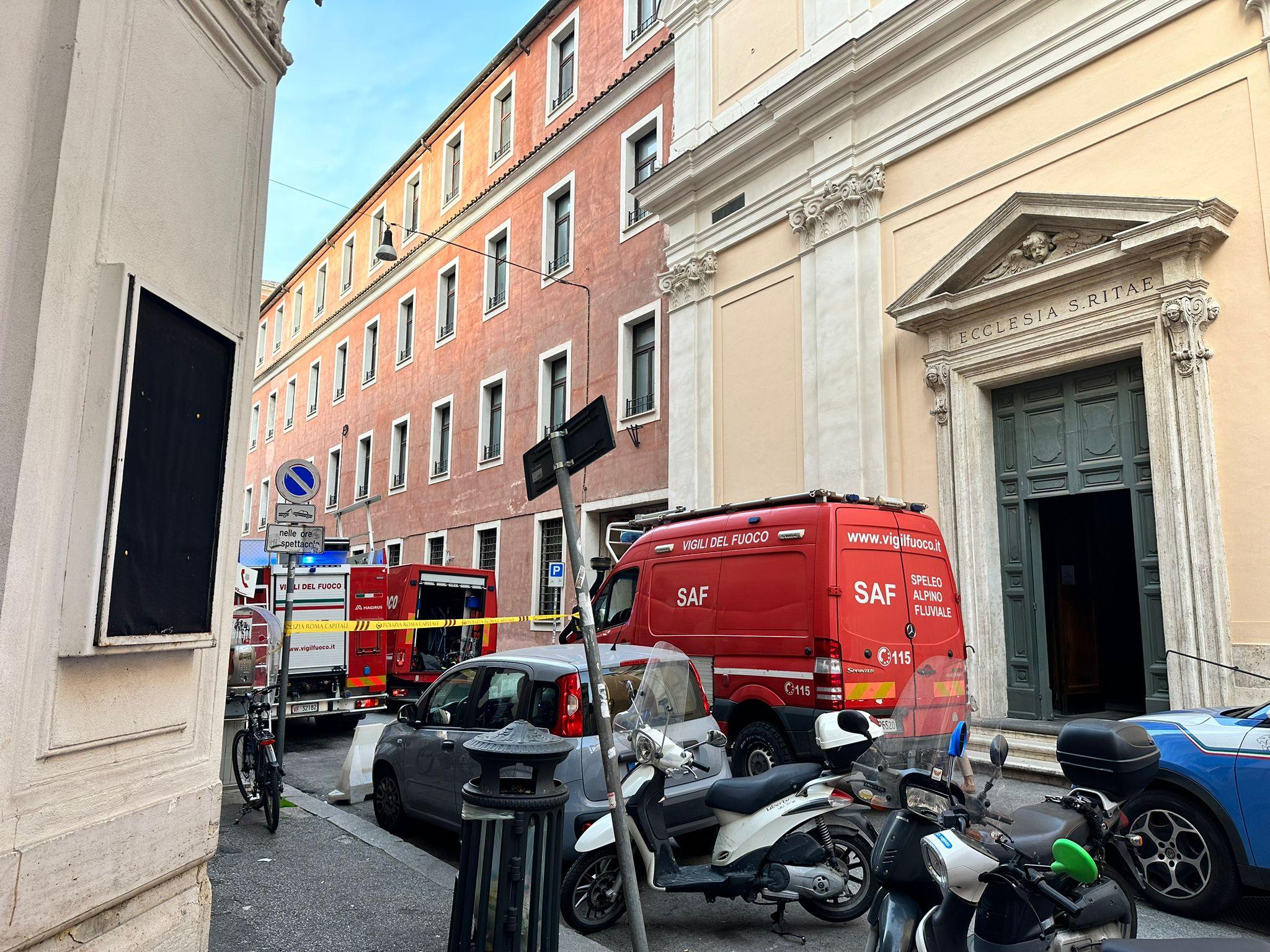 Cade ascensore in un palazzo in centro a Roma: un morto e due feriti | FOTO