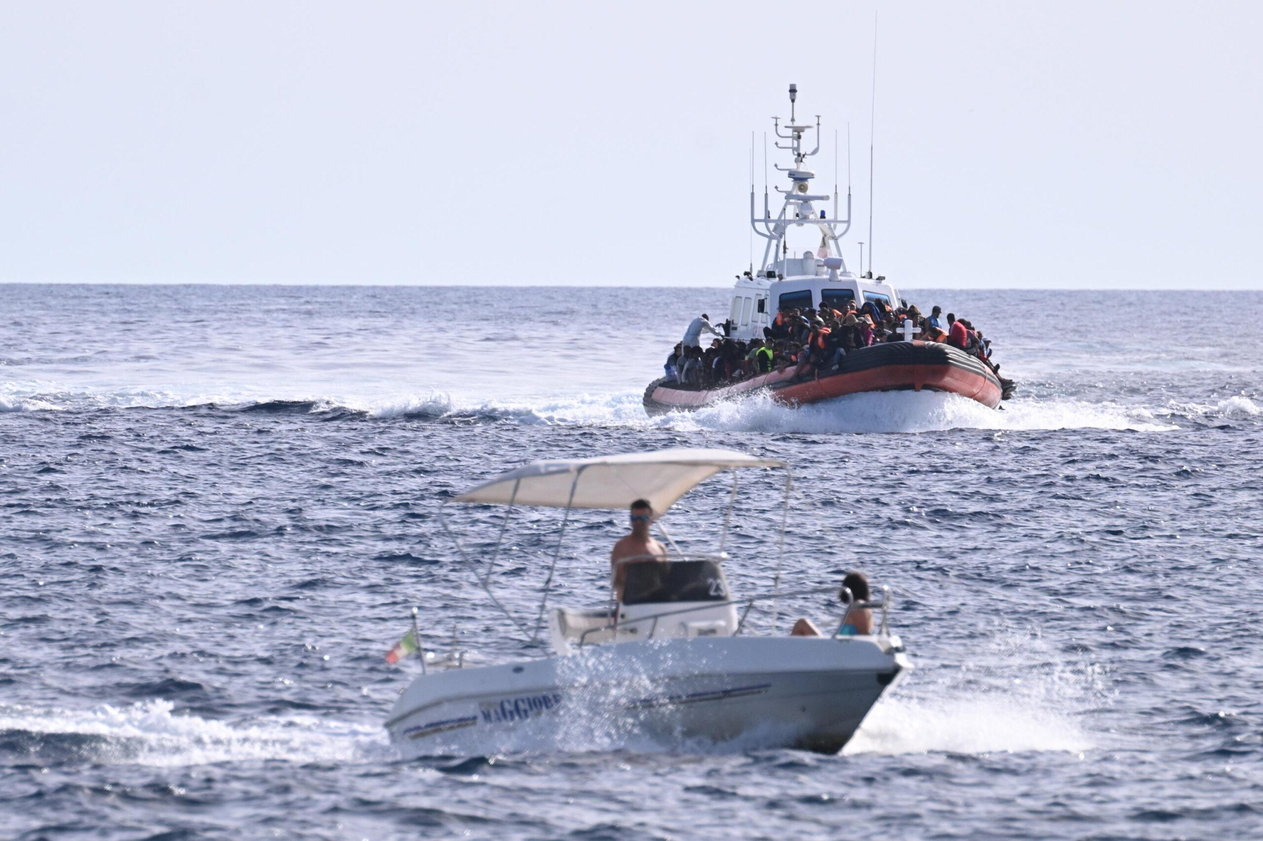 Trova bambino di 3 anni solo nel deserto e lo porta con sé a Lampedusa