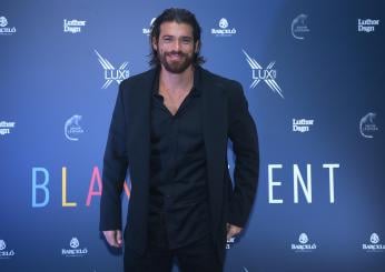 Can Yaman lancia il cellulare di un fan? La replica dell’attore: “R…