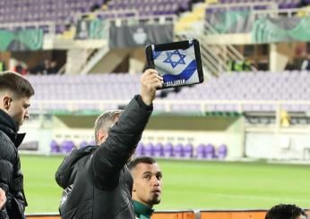 Fiorentina-Maccabi, tensione altissima a fine gara, cori pro-Palestina e contro Israele e i giocatori israeliani vanno sotto la curva dei fiorentini…[VIDEO]