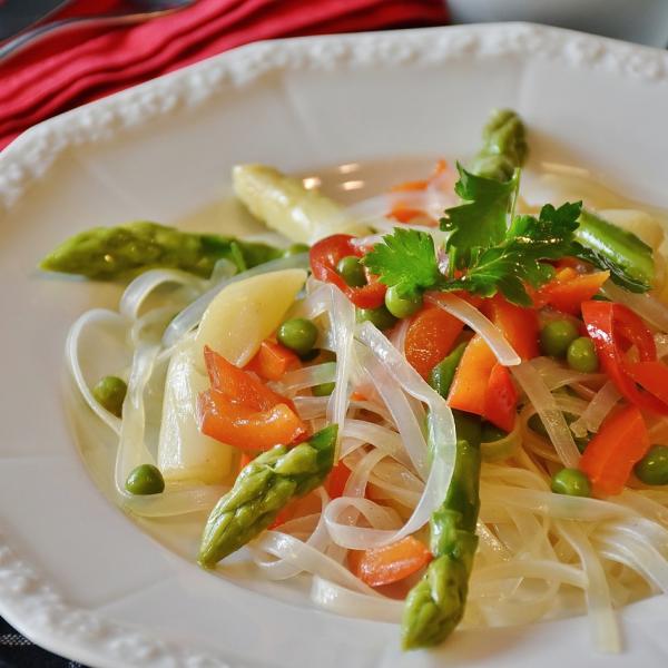 Non la solita pasta: spaghetti cinesi con verdure