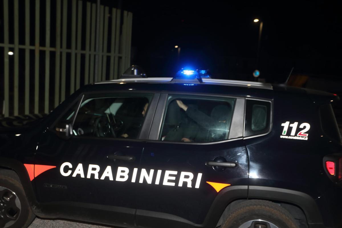 Napoli, Carabinieri seguono un parroco indagato e scoprono un b&b a…