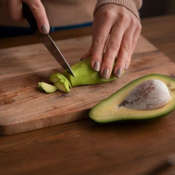 L’avocado fa ingrassare? Il fatto che contengano molti grassi significa che fanno prendere peso?