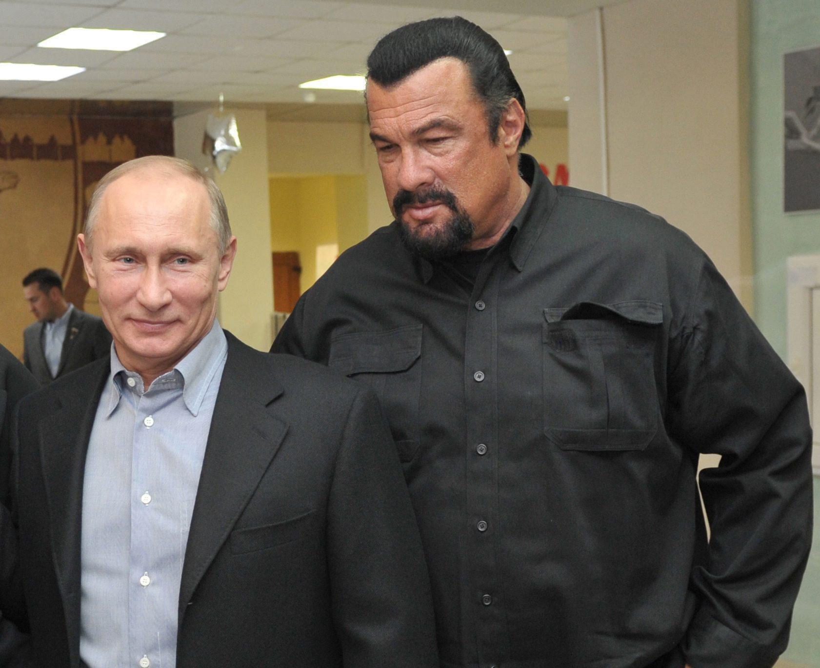 Putin premia l’attore USA Steven Seagal con l’Ordine dell’Amicizia della Russia