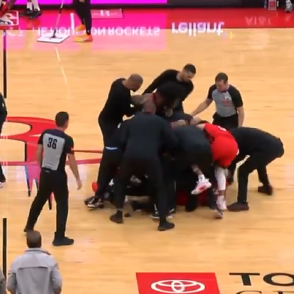 NBA, brutto fallo di DeRozan e rissa tra Houston e Toronto | VIDEO