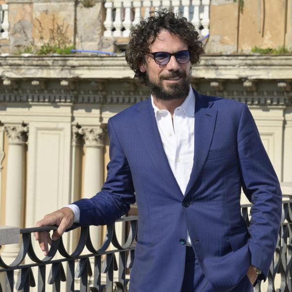 Francesco Montanari porta in scena il processo a Socrate nell’epoca di Instagram