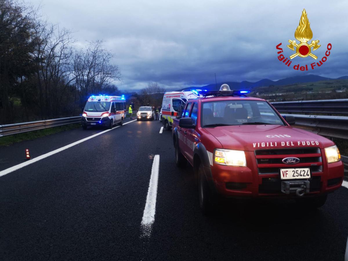 Paura sull’A2, scontro tra auto e tir: ferita una donna, traffico i…