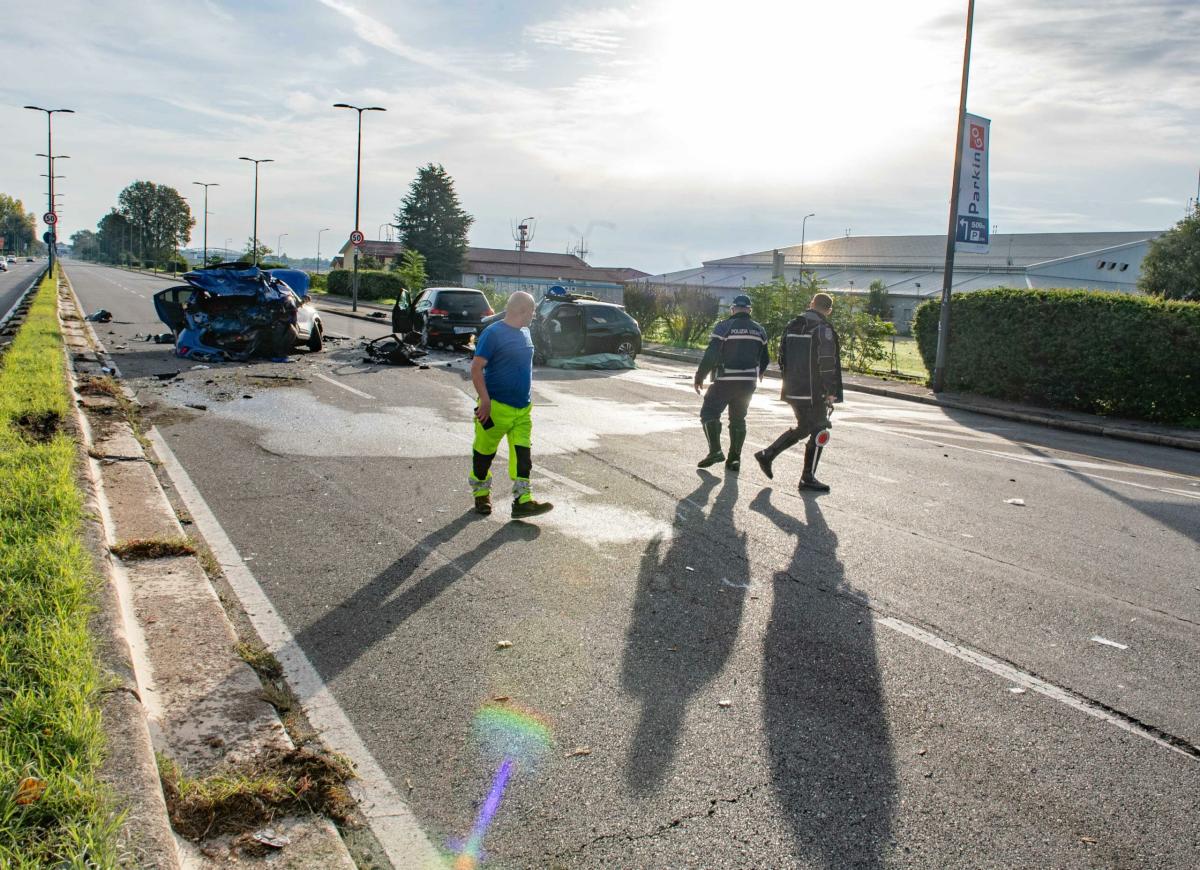 Novara, incidente a Cavallirio: scontro tra due auto, morta una don…