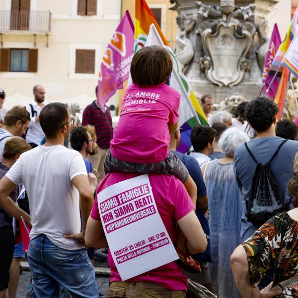 Reato di maternità surrogata, cosa rischiano le famiglie? L’Ass. Coscioni: “Valutare caso per caso”