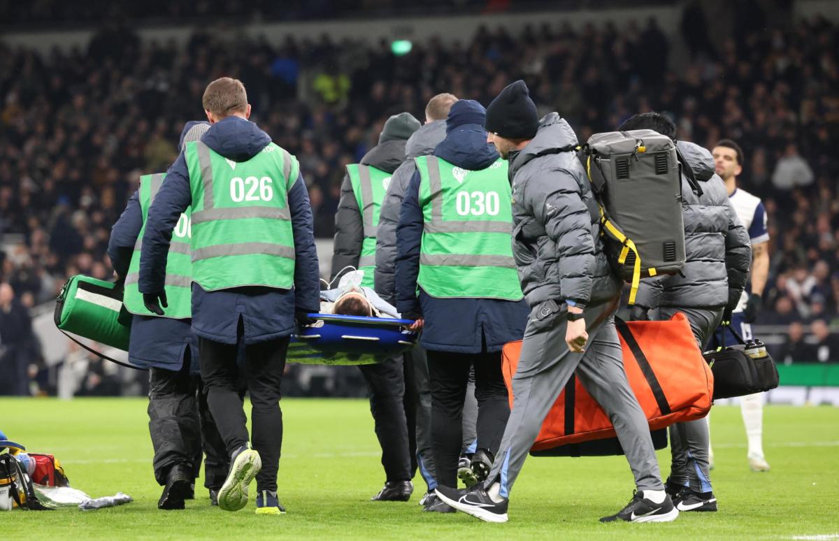 Rodrigo Bentancur sviene nell’area piccola durante Tottenham-Liverpool: scongiurato il peggio.