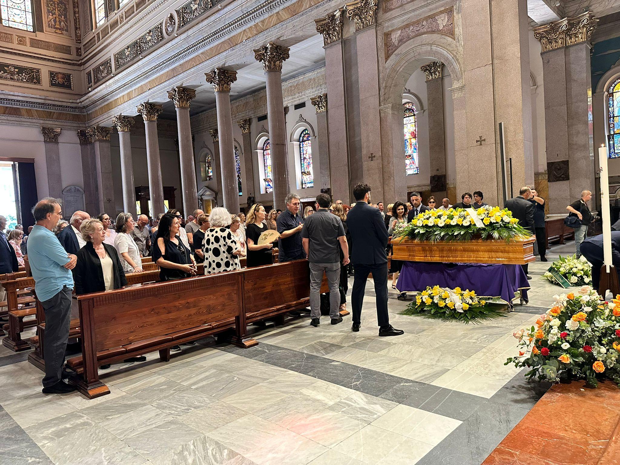 Funerali di Maria Rosaria Omaggio, l’ultimo saluto all’attrice nella parrocchia San Giuseppe al Trionfale a Roma | VIDEO e FOTO