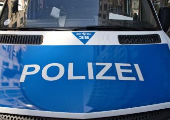 Germania, attira in trappola e uccide la sosia per fingersi morta: …