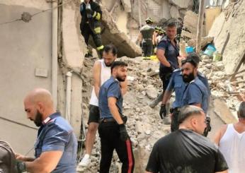 Napoli, crollo di un palazzo a Torre del Greco: era abitato, si scava tra le macerie