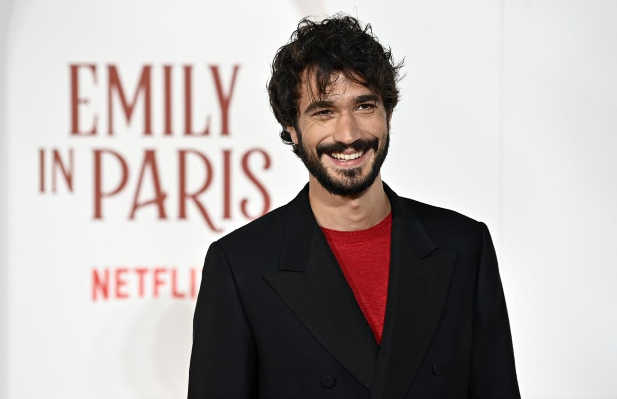 Chi è Eugenio Franceschini: moglie, figli, film e dove vive l’attore di “Emily in Paris 4”