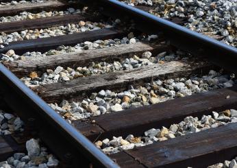 Roma, ragazza ferita sul tram dopo che un uomo ha distrutto la port…