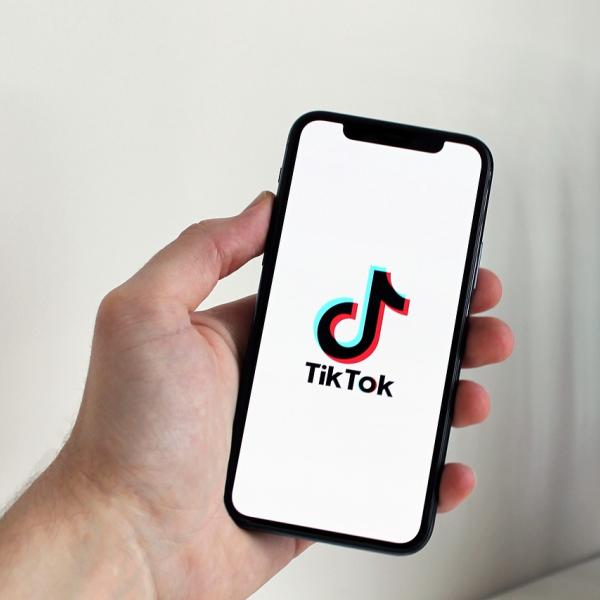 Cos’è il Mouth Taping e perché questo trend famoso su TikTok comporta pericoli per la salute