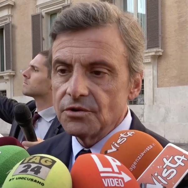 Stellantis, l’audizione di Tavares alla Camera finisce in rissa, tutti contro il ceo, da Conte a Schlein fino a Calenda: “Una presa in giro” | VIDEO