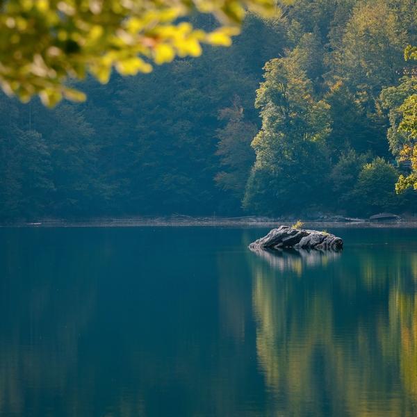 Cosa c’è da vedere a Capestrano? Ecco perché il lago di Capo d’Acqua è un luogo fantastico