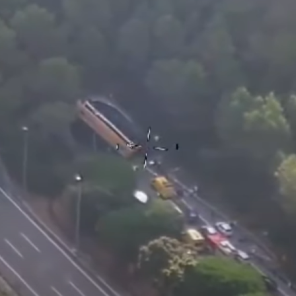 Spagna, incidente vicino a Barcellona: autobus si ribalta sull’autostrada C32, tre feriti gravi | VIDEO