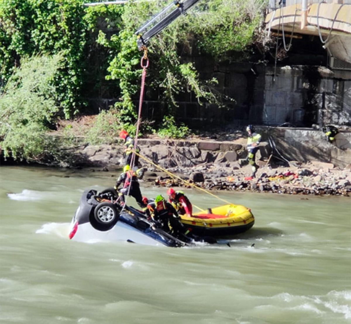 Incidente sul ponte Loreto a Bolzano, auto precipita nell’Isarco, m…