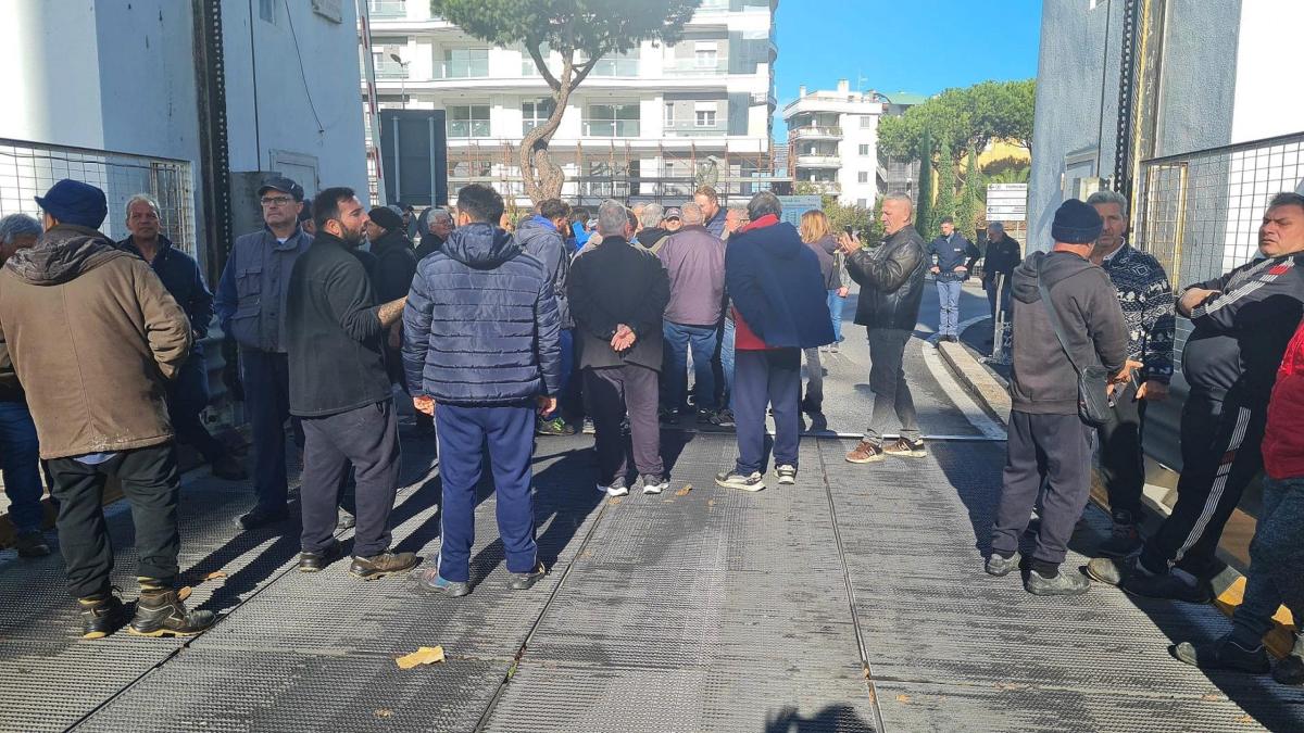 Fiumicino, protesta dei pescatori: occupano l’Aula consiliare e il …