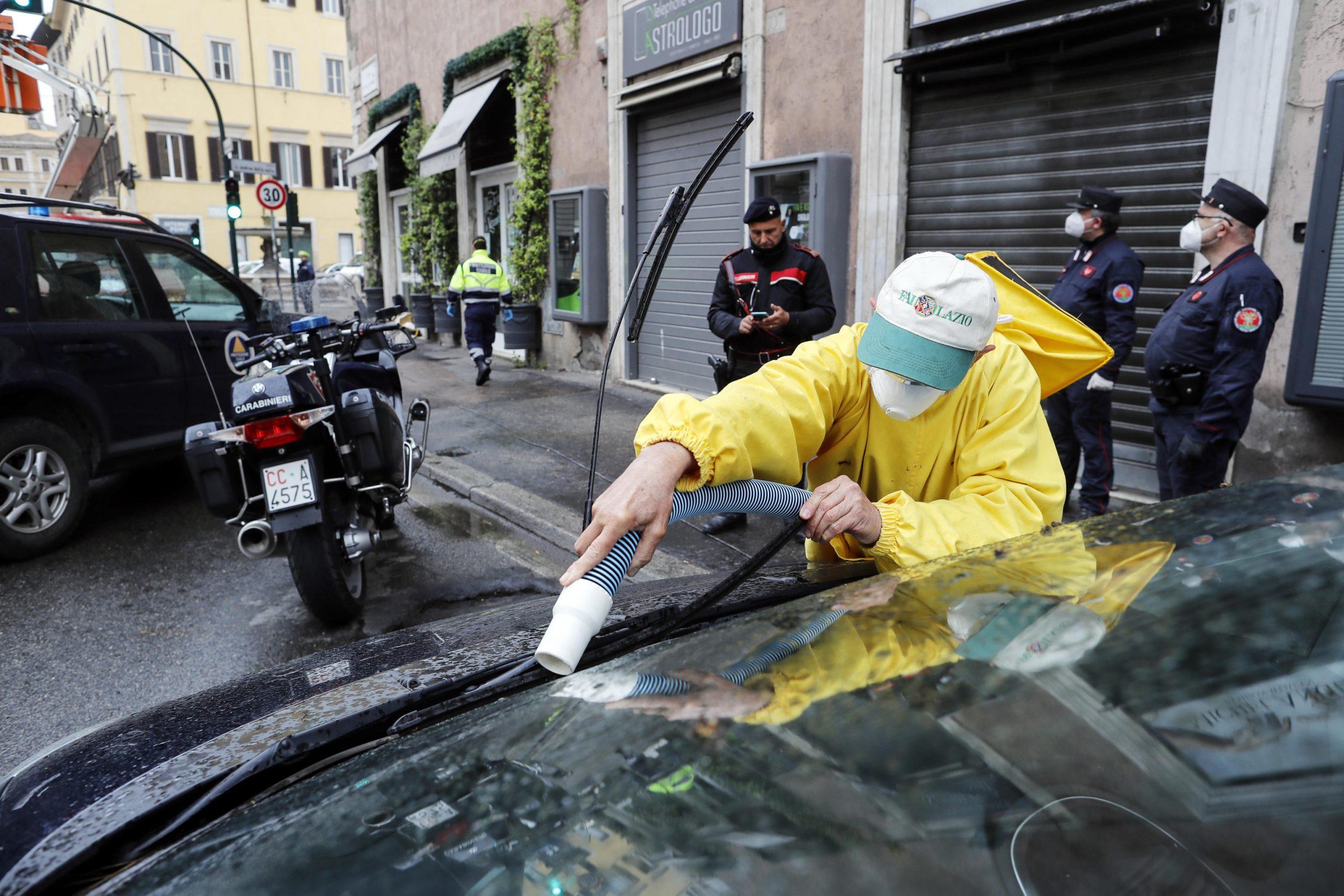 Orbetello invasa dai moscerini: “Impossibile fare una passeggiata lungo la laguna”