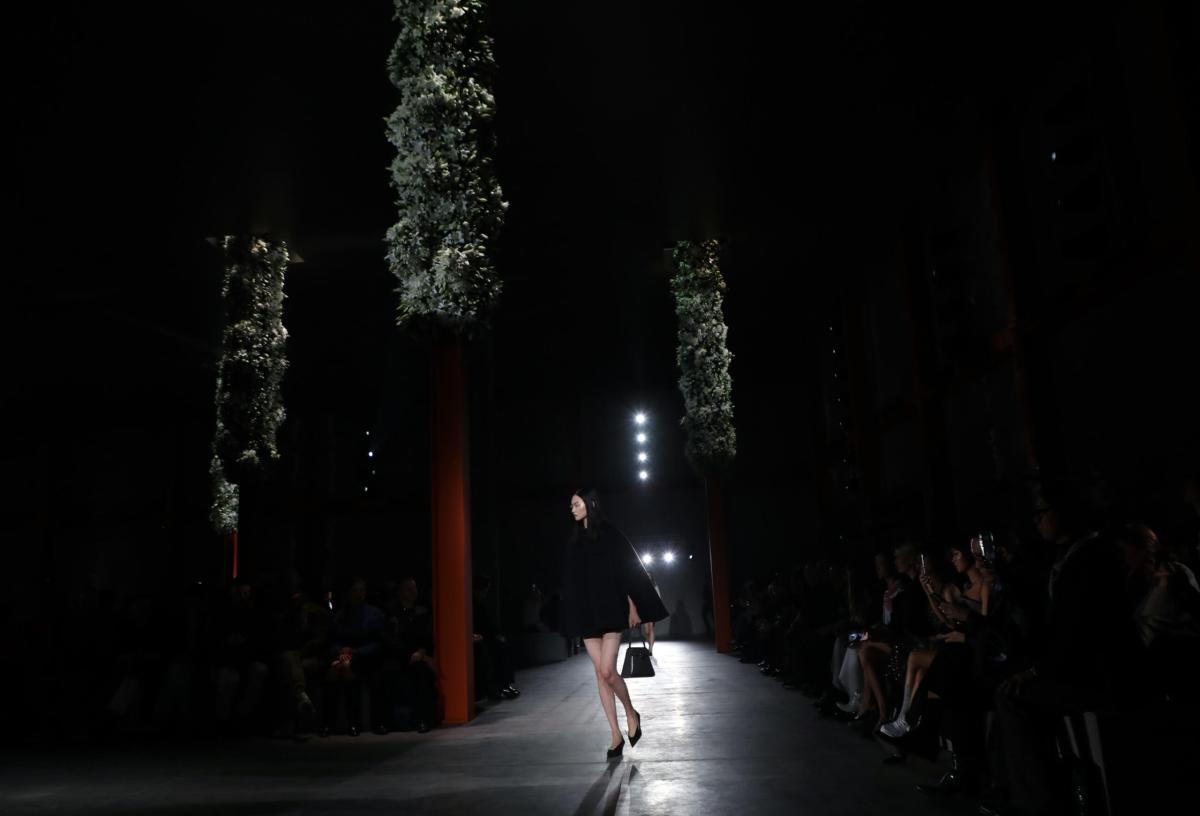 Settimana della moda, il successo di Prada: artigianalità e concret…