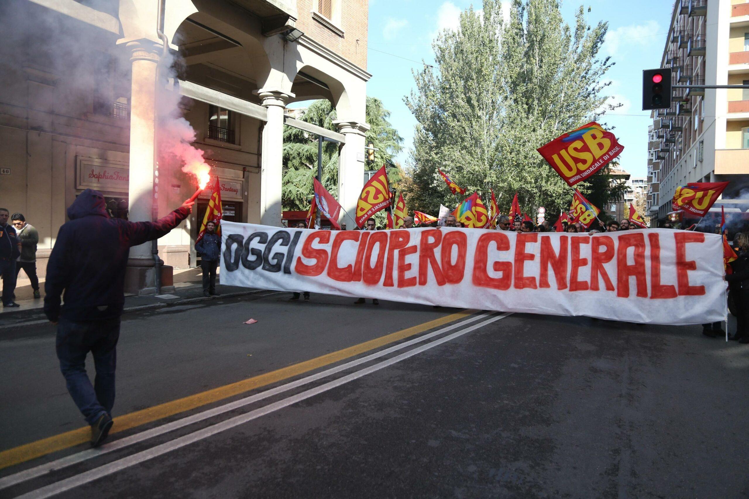 Sciopero Bologna 8 marzo 2024, mezzi Tper a rischio: orari e fasce di garanzia. In programma anche un corteo