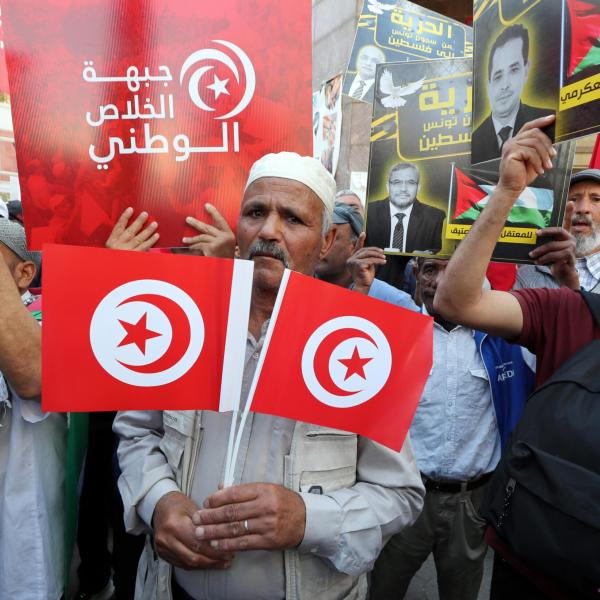 Tunisia, arrestati due giornalisti e un’avvocatessa per aver criticato il presidente Saied: proteste a Tunisi