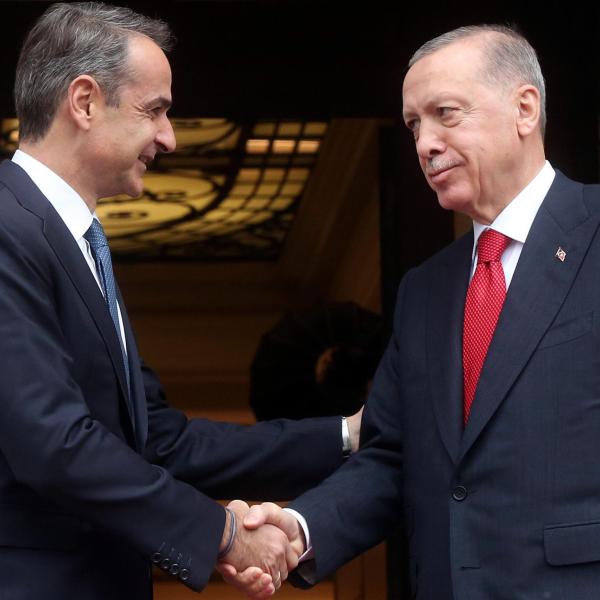 Incontro Erdogan-Mitsotakis ad Ankara, Turchia e Grecia insieme: “Si deve parlare per risolvere i problemi”