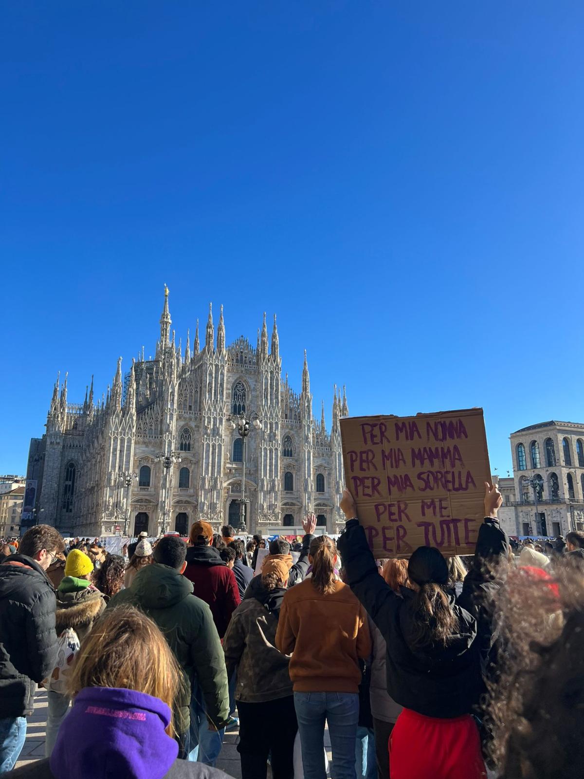 Milano, manifestazione contro la violenza sulle donne a Largo Cairo…