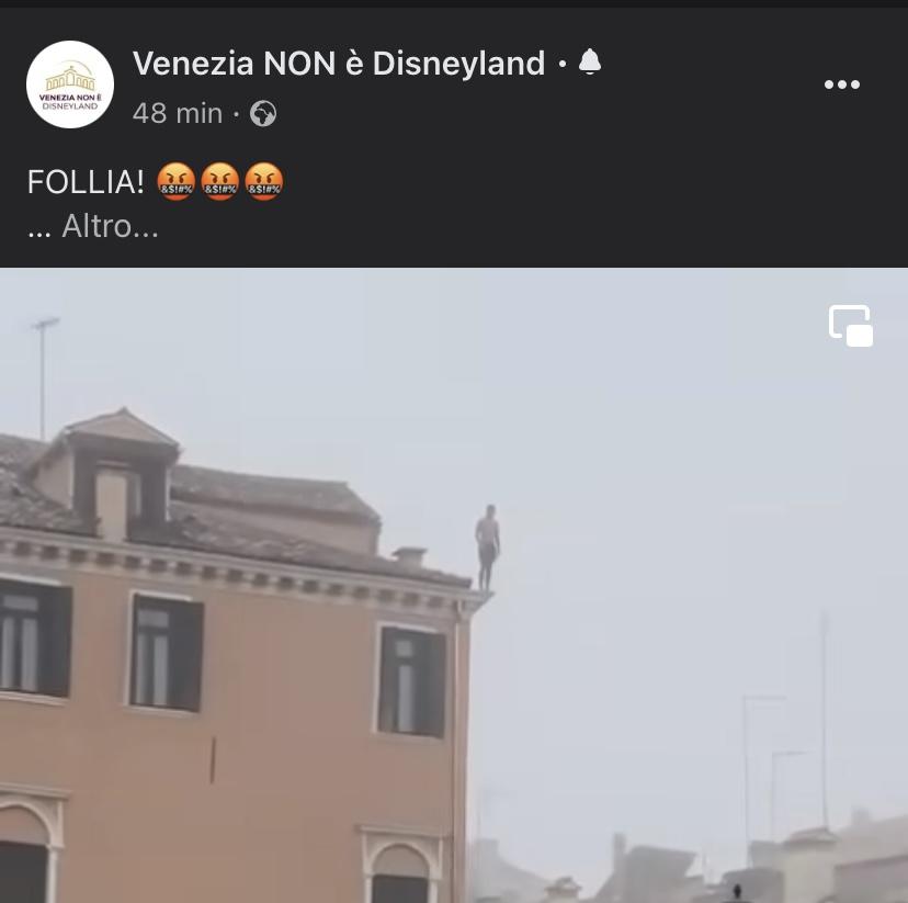 Venezia, uomo sale su un palazzo e si getta nel canale. Brugnaro: “Certificato di stupidità” | VIDEO