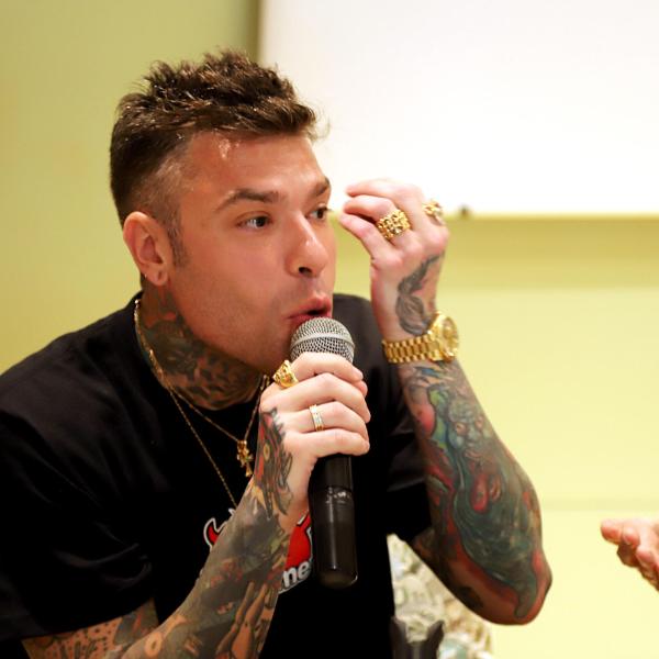 Chi sono le due ragazze che si baciano in discoteca con Fedez? | VIDEO