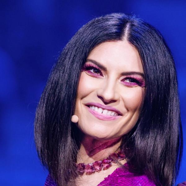 Laura Pausini matrimonio a sorpresa, la cantante in abito bianco ha detto sì a Paolo Carta | FOTO