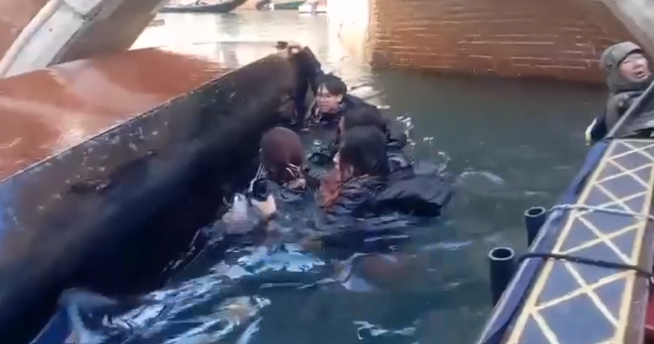 Gondola si ribalta a Venezia, turisti finiscono in acqua: “Volevano fare una foto”. Il VIDEO