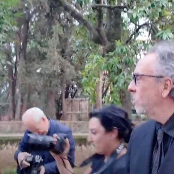 Globi d’Oro 2024, Tim Burton e Monica Bellucci sono le star: lui dà appuntamento a Venezia | VIDEO