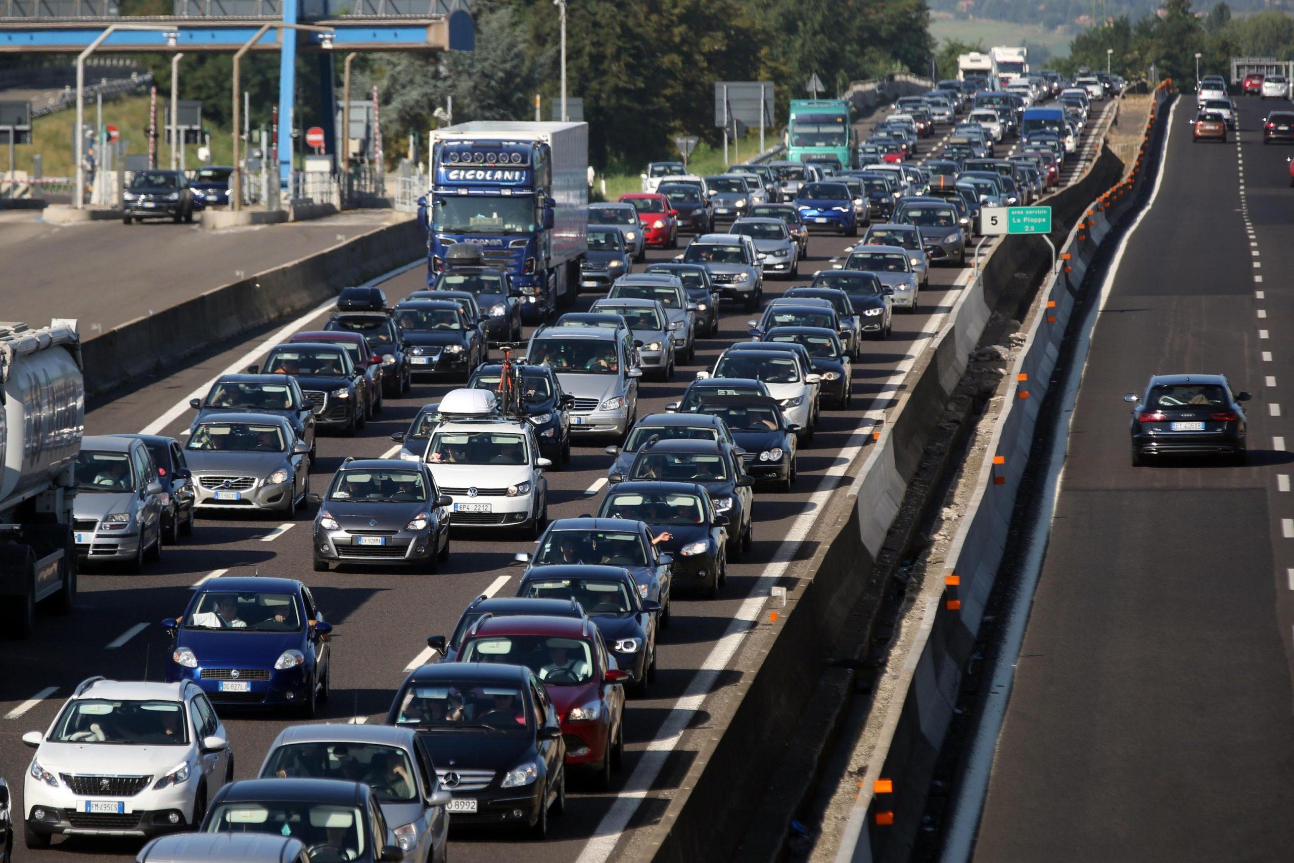 A1, scontri tra tifosi di Napoli e Roma: autostrada bloccata presso Arezzo