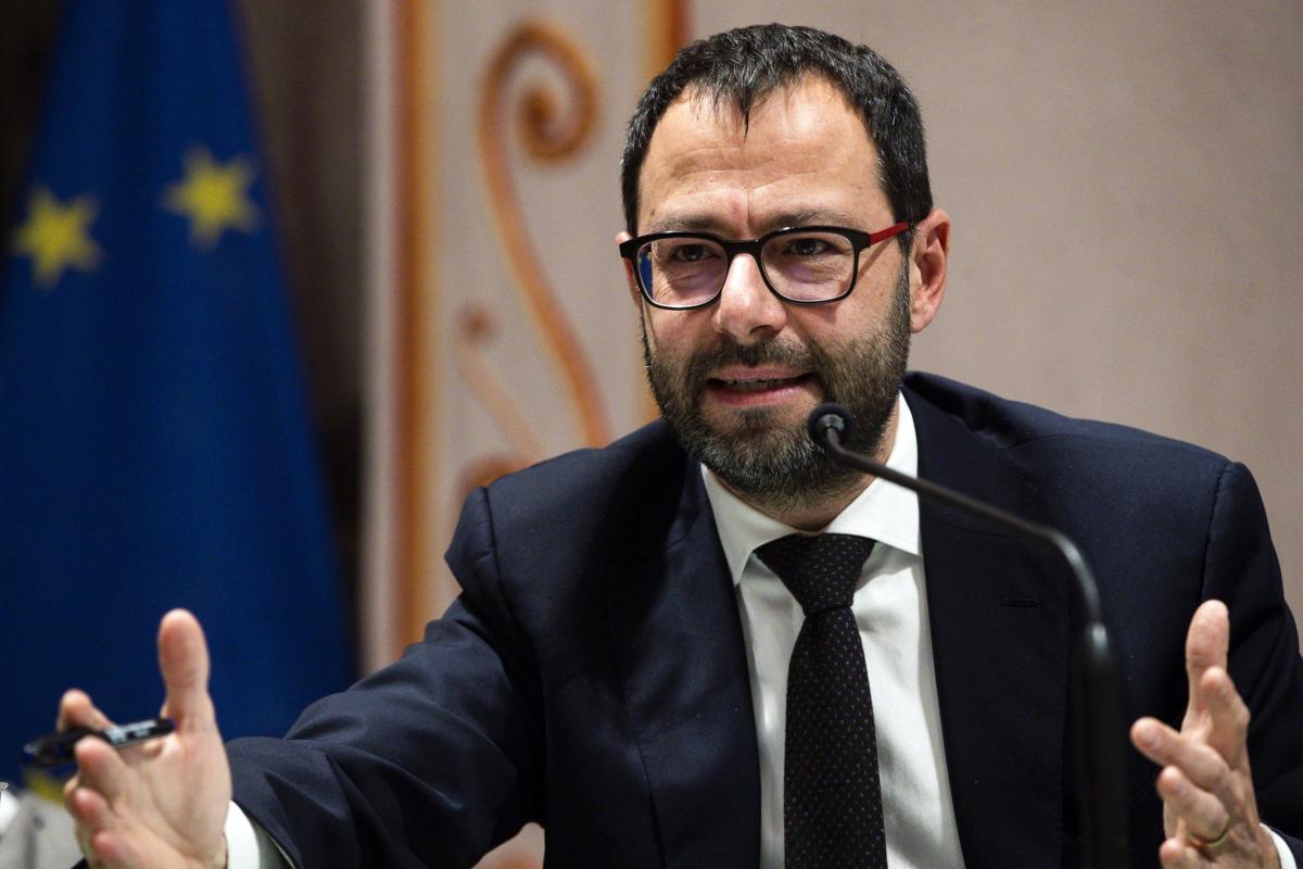 Alleanza Pd-M5s, Patuanelli: “Su invio armi in Ucraina la pensiamo …