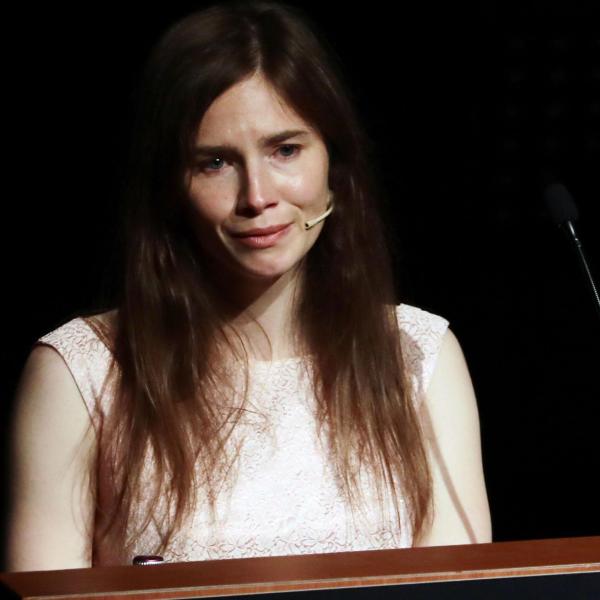 Amanda Knox incinta, ecco perché la foto dell’annuncio su Instagram scatena polemiche