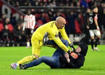 Dmitrovic, arrivano le scuse dei tifosi del Psv: mazzo di fiori per il portiere