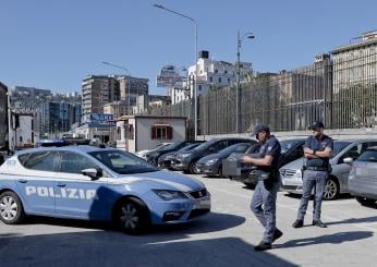 Napoli, lascia sole le figlie di 10 e 15 anni al porto: “Papà torna…