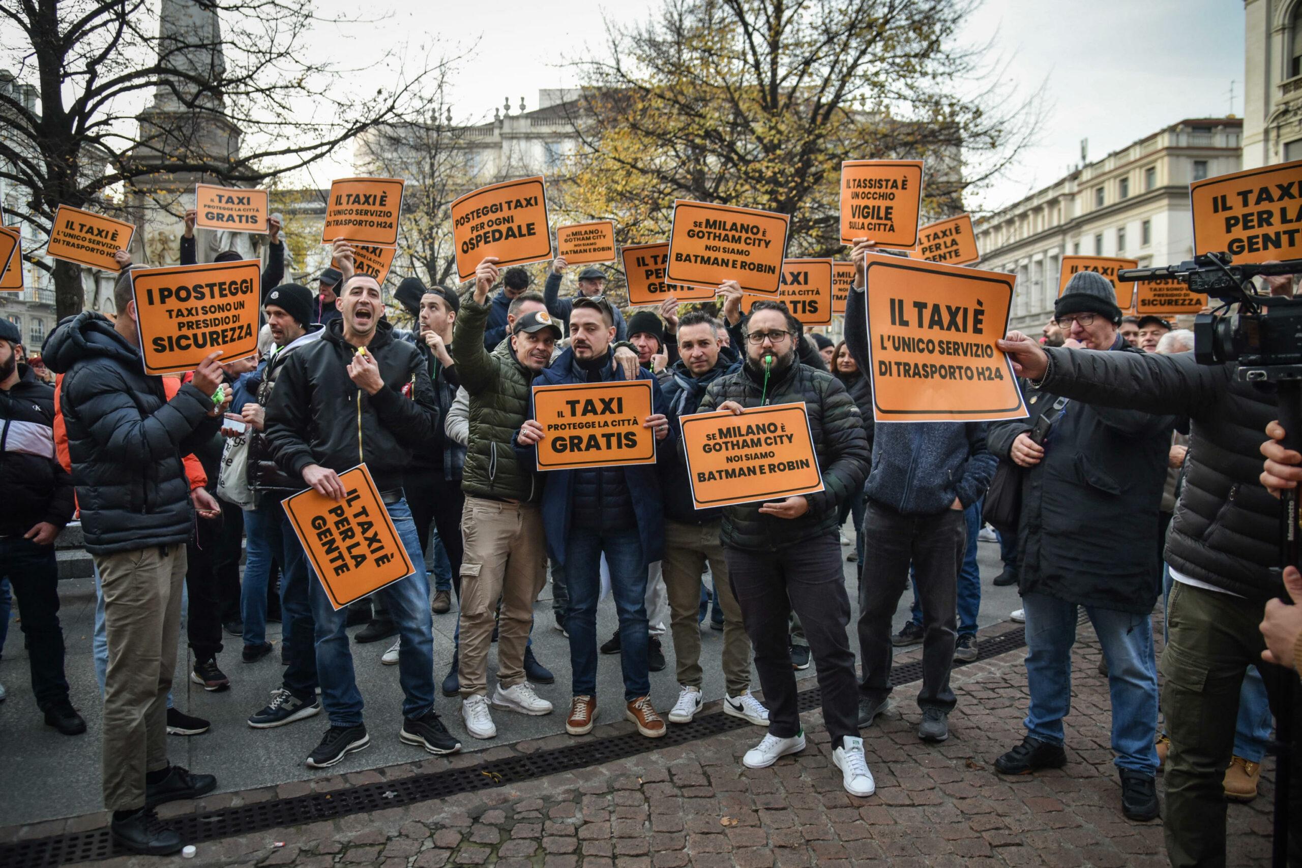 Protesta taxi a Milano davanti a Palazzo Marino. I tassisti: “Noi come Batman e Robin”