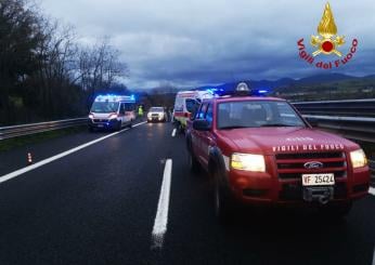 Frosinone, incidente sull’A1: auto si ribalta dopo scontro, morta 2…