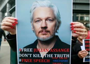 Julian Assange è cittadino onorario di Roma. La moglie Stella: “Morirà se verrà estradato in USA”