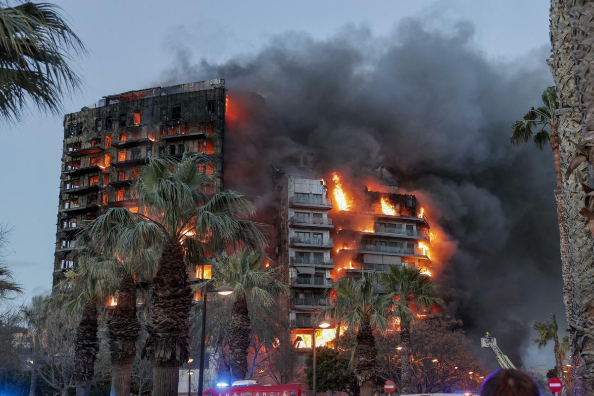 Spagna, incendio in edificio di 14 piani a Valencia: almeno 5 morti. Ricerche in corso per altre 15 persone